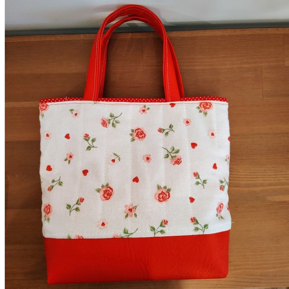 QUILTED Heart and Roses Tote / POLKA DOT LINER/ wipeable base